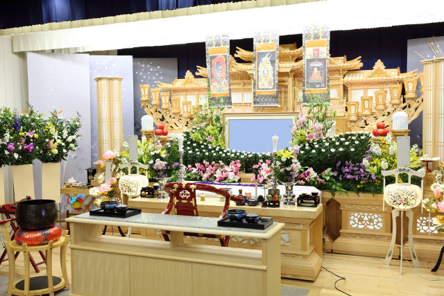 花で飾り付けられた祭壇