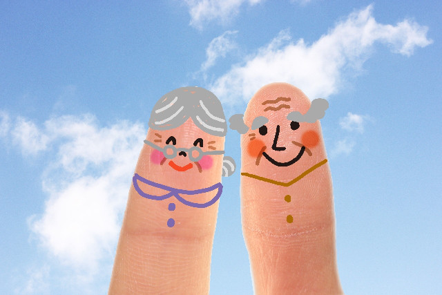 おじいさんとおばあさんの絵が描かれた指