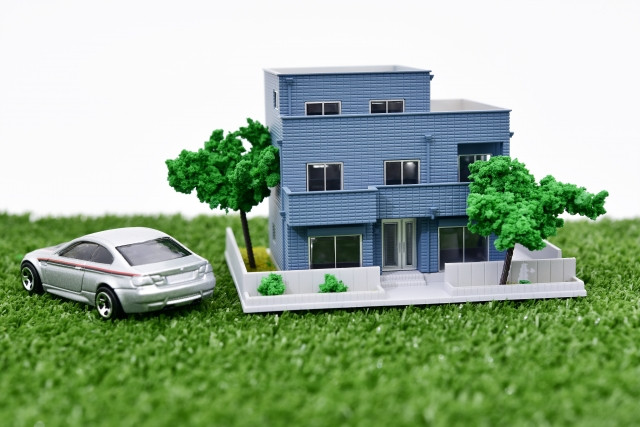 家と車の模型